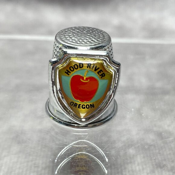 Hood River Oregon Souvenir Thimble With Apple Shield Design - Picture 2 of 8